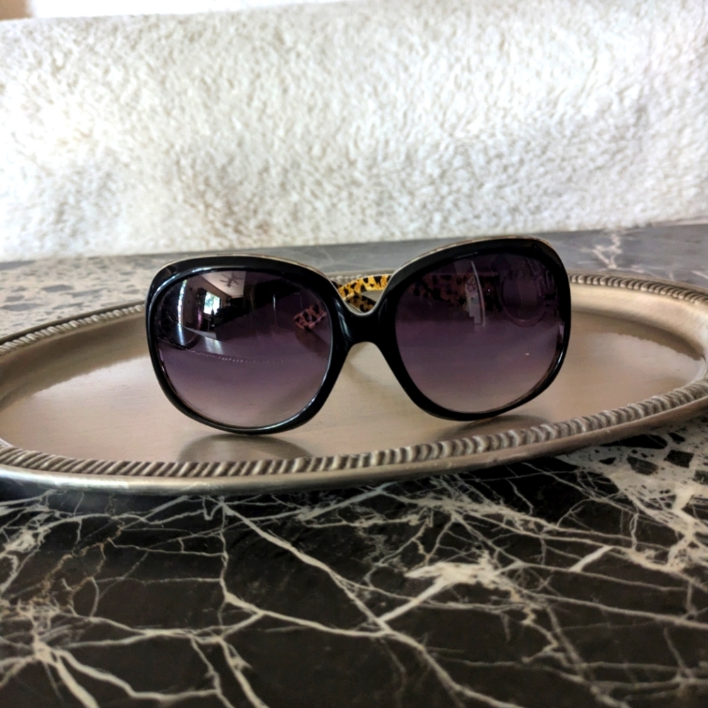 Fossil Sunglasses Black With Tortoise Print On The Inside.  Great Condition.